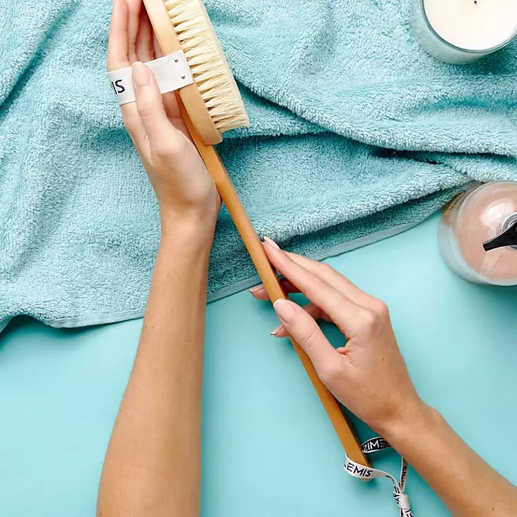 Що таке «апельсинова кірка», та як її позбутись? Elemis Body Detox Skin Brush